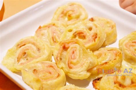 Prendete il pane per i tramezzini e passatevi il matterello sopra per appiattirli un po'. Girelle al Salmone | RicetteAZ