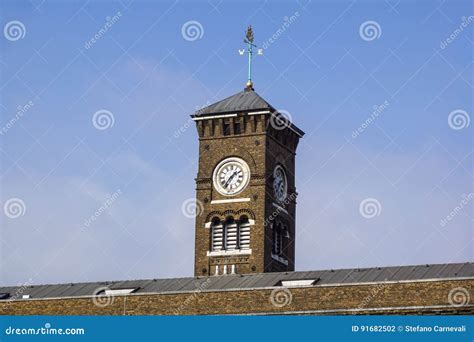 Uhr Und Fassade Von Canary Wharf Ragen An London Stadt Hoch Stockfoto