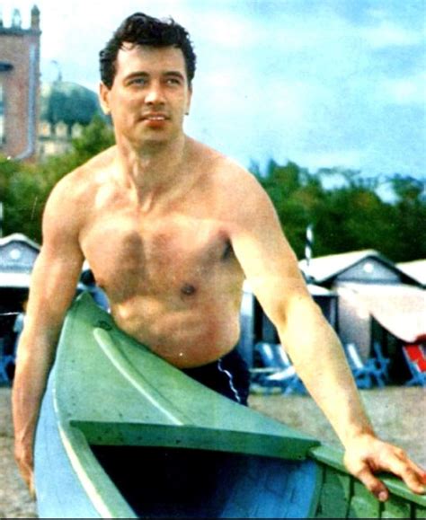 Pin By Paul Linkletter On Classic Actors Shirtless Rock Hudson Rock Hudson Shirtless Movie Stars