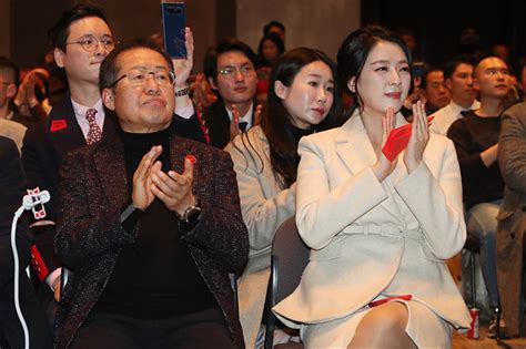 See more of 당신의 배현진 on facebook. 박수치는 홍준표-배현진