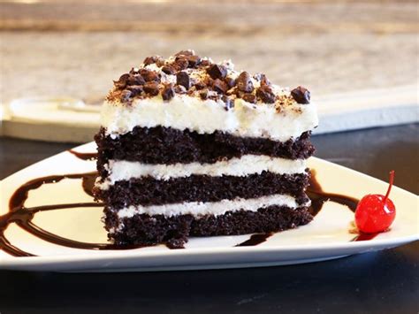 In a bowl, combine chocolate instant pudding with 3 1/4 cups cold milk. Olive Garden Chocolate Lasagna | Chocolate lasagna ...