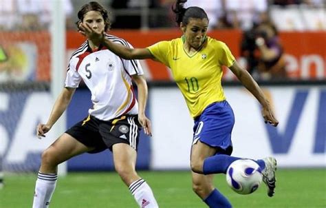 Trabalhamos também com as linhas de basquete, vôlei, fitness. Porque o futebol feminino não é tão legal de assistir ...