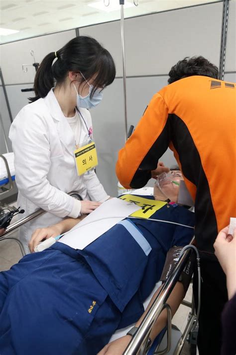 청원자는 백신 2차 접종을 마치고 나가서 입국 시 무증상에 음성 확인서가 있는 경우 자가격리할 이유가 없다며 (이는) 인력 낭비, 자원 낭비라고 말했다. 코로나19 백신 이상반응 1,305건 늘어… 누적 접종자 대비 0.97%