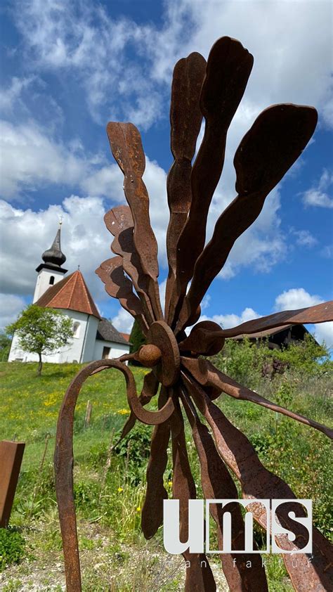 Am wochenende haben gartenfreunde und solche, die es werden wollen, zeit sich inspirieren zu lassen, etwas zu kaufen. Rankstäbe, Skulpturen und Kunst aus Metall für Haus und ...
