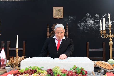 אחרי קריסת מתווה הגירוש, נתניהו ואנשיו ניהלו במשך חודשים סדרת פגישות חשאיות עם פעילי השכונות בניסיון למצוא פתרון חלופי. נתניהו לא צוחק ממה שיאיר מספר לו, ויש לו סיבה - שיחה מקומית