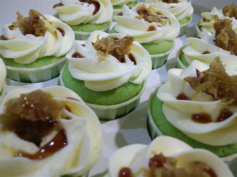 The sweet coconut caramel fragrance of the gula melaka complements the soft pandan sponge without being overbearing. Zeti Hot Oven: 365 Hot Oven : Pandan Gula Melaka Cupcakes
