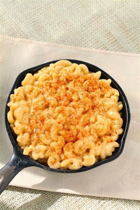 This baked macaroni and cheese recipe is a throwback to a childhood classic with an extra cheesy, velvety sauce and all the crispy crusty parts everyone… Spicy Macaroni and Cheese - Life As A Strawberry