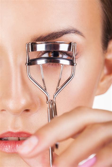 The quality eyelash curler work exceptionally, providing beautiful and flawless results. Choose the Best Eyelash Curler: Mechanical or Heated
