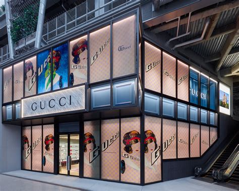 tokyo gucci store opening windowswear