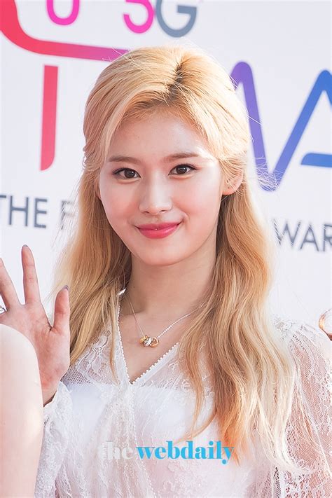 Share a gif and browse these related gif tags. TWICE(트와이스) 사나, 방긋
