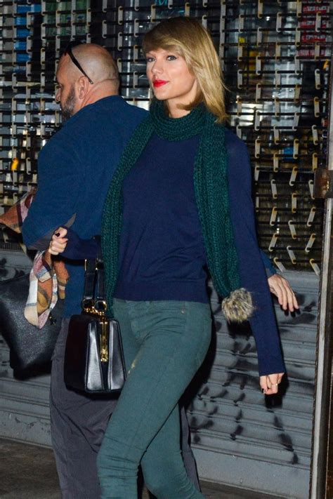 This picture of taylor swift shows you that she looks good in almost any attire or dress. Pictures Of Taylor Swift In Tight Blue Jeans / Pin by Maryalice Mulligan on Taylor Swift Chris ...