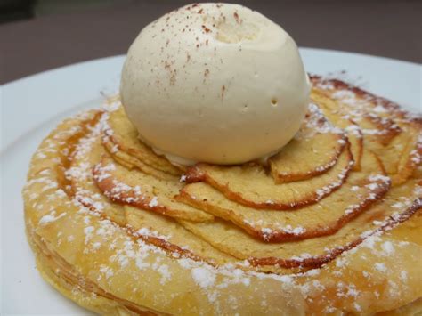 Un plat une histoire Tarte fine aux pommes et boule de glace vanille
