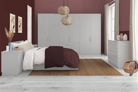 At magnet, you'll find crisp white gloss kitchens and warmer cream tones, as well as coloured gloss that caters to a range of tastes, from blue to urban grey kitchen cabinets. Bella High Gloss Light Grey | Tefore Limited