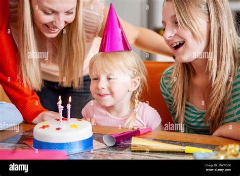 Familienleben Geburtstagskind Eine Junge Familienfeier Zum Dritten