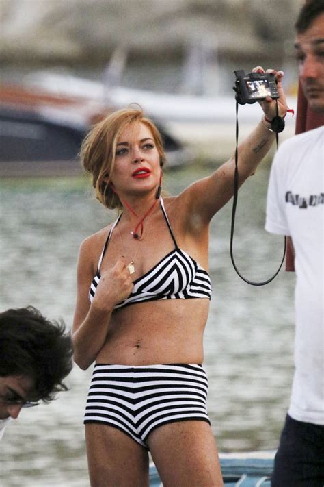 EGO Lindsay Lohan chama atenção por bumbum negativo em dia de praia notícias de Biquíni