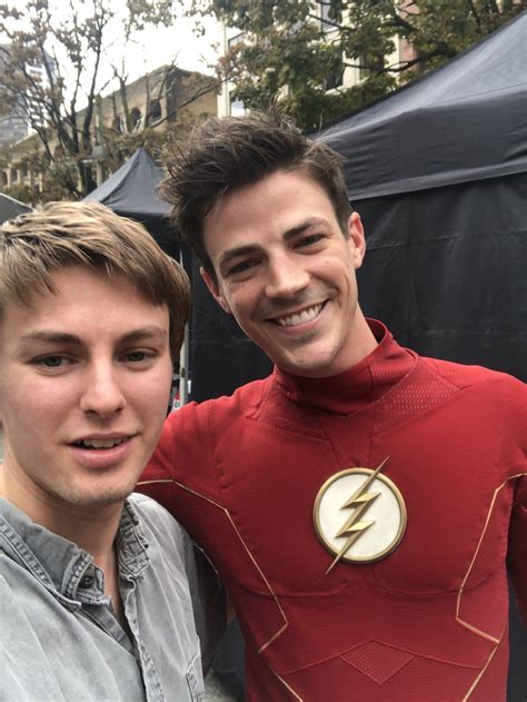 granthoma news on twitter 📸 grant gustin on theflash set with a fan today 09 13 cr