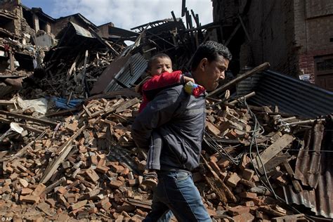 Hundreds Of Birds Filled The Sky As Earthquake Hit Nepal S Kathmandu Daily Mail Online