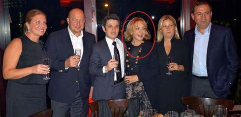 Koç ailesi, zengin bir türk ailesidir.kendi çalışmasıyla türkiye'nin en zengin adamı olan vehbi koç ile başlar. Mustafa Koç'un adı bile bilinmeyen annesi albümde bile yok!
