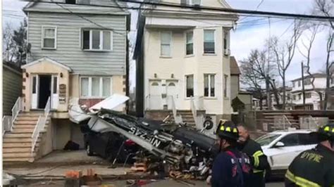 Small Plane Crashes In Bayonne New Jersey Pilot Survives Abc7 New York