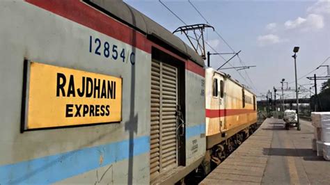 Kerala express route covers new delhi railway station, mathura railway station, agra cantt. WAP-7 LHB Secunderabad Rajdhani Express rattling Vrindaban ...