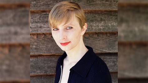 Barack obama commuted her sentence in january 2017. Chelsea Manning Tweets First Picture of Herself as a Free ...