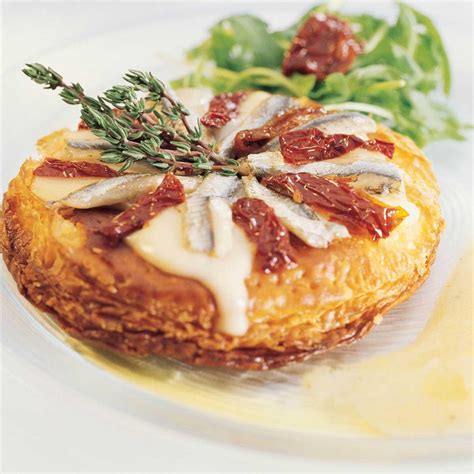 Recette tarte fine aux anchois et reblochon - Cuisine / Madame Figaro