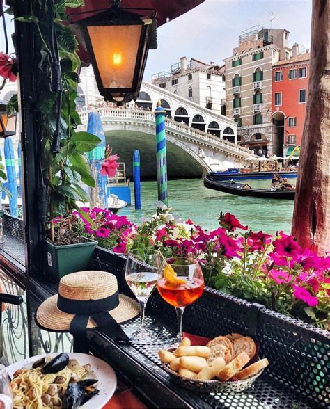 Lunch in Venice 💖💖💖 . Picture by @thedaydreamings #wonderful_places for