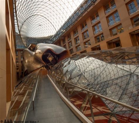 Die dz bank ist die zweitgrößte geschäftsbank in deutschland und zentralbank für rund 850 deutschen. Wal, Amöbe, Gladiatoren-Helm? Der Gehry-Bau Der DZ-Bank Am ...