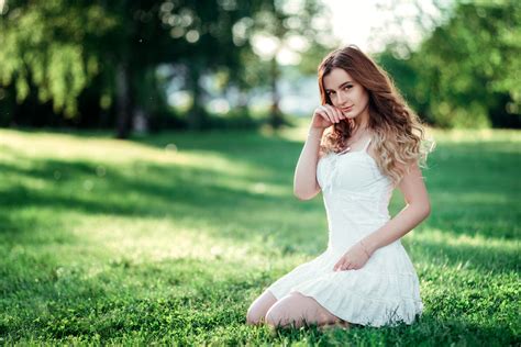 배경 화면 여자들 초상화 하얀 드레스 나무 잔디 무릎 꿇는 야외 여성 웃고있는 2560x1709 Motta123 1555463 배경 화면
