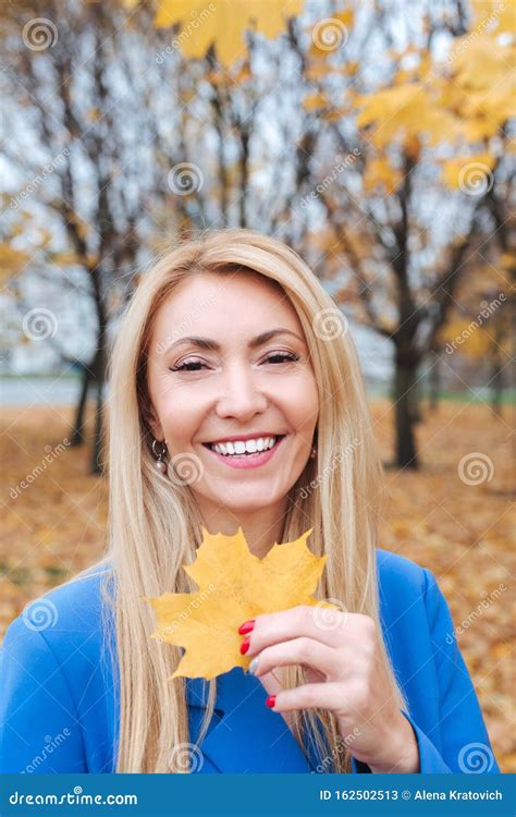 Portret Van Een Mooie Blonde Volwassen Vrouw Die In De Herfst
