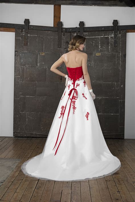Très simple, cette petite robe de mariée sera très facile à remettre à une autre occasion. Collection Bella 2017 : Robe de mariée Subtile