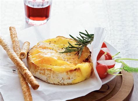 Camembert uit de oven met rozemarijn recept Allerhande
