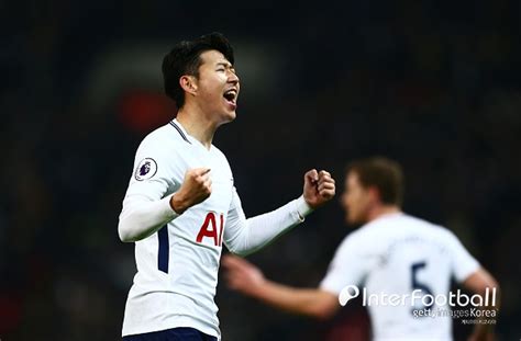 황태자가 조금 전, 그와 몹시 똑같은 생각을 했었다는 것을. 토트넘 허더즈필드 이번엔 머리! 손흥민, 시즌 15호골 폭발