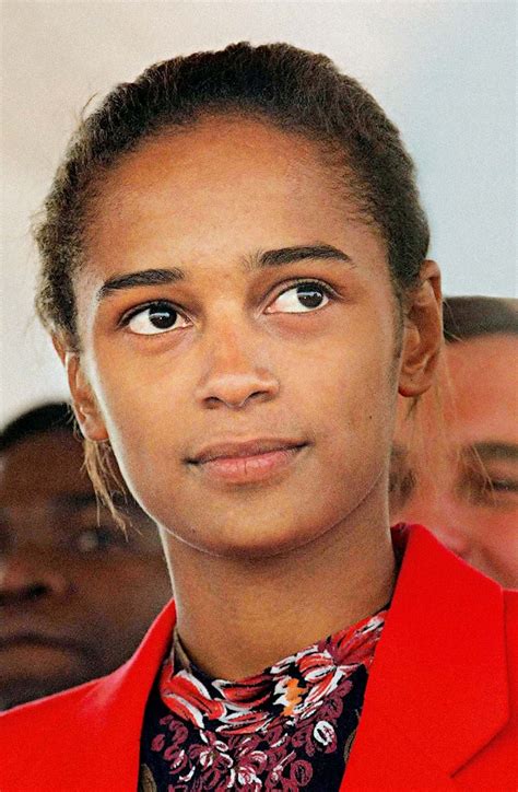 Isabel dos santos, daughter of angolaís former president and africa's richest woman, sits for a dos santos owns stakes in a number of companies, including portuguese oil and gas firm galp, according. Isabel dos Santos: Retrato da princesa de Angola ...