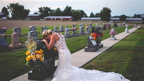la historia detrás de la conmovedora foto de una mujer vestida de novia que llora sobre la tumba