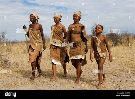 Naro Buschmänner San Frauen Gehen Central Kalahari Botswana Stockfoto Bild 25885365 Alamy
