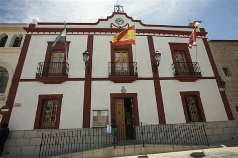 Casa venta en casar de cáceres , muy luminosa, de unos 240 m² distribuidos de salón comedor, 3 habitaciones co. Casar de Cáceres