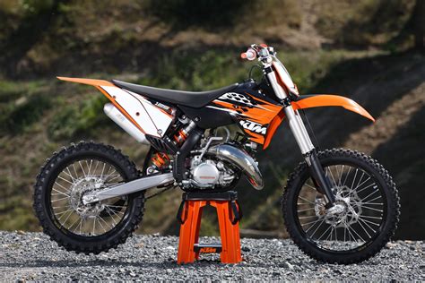 Modern 125cc enduro bikes are an amazing combination of wide powerband and strong midrange power, while still delivering that characteristic 125cc shriek on. 2010 KTM 125SX