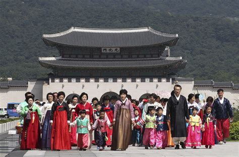 Families Gather to Celebrate 'Korean Thanksgiving' of Chuseok