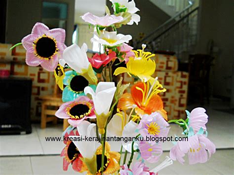 Lubangi dengan gunting ujung kiri dan ujung kanan bawah sedotan. Kreasi Craft: Dasar-dasar membuat bunga dari sedotan