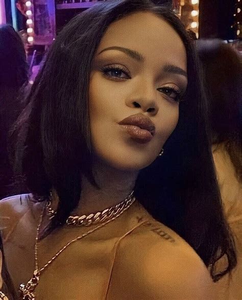 Pin By 𝐵𝐴𝐵𝑌 𝐷𝐸𝑉𝐼𝐿 On ѕαυ¢ιαиα ¢σℓℓαв⚠️ Rihanna Looks Rihanna Riri Rihanna