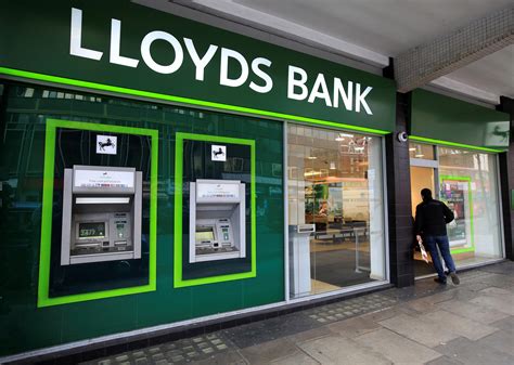 Lloyds Bank app and internet banking down as customers struggle to access accounts | LifeStyles-NS
