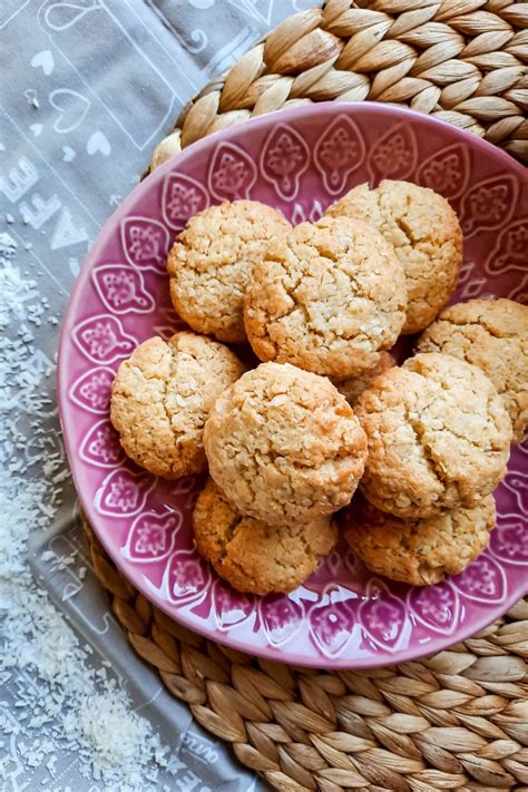 Choć czekolady jest w nich dosyć zachwycają za to maślanym smakiem oraz kruchą konsystencją. Owsiane ciasteczka z wiórkami kokosowymi ⋆ M&M COOKING