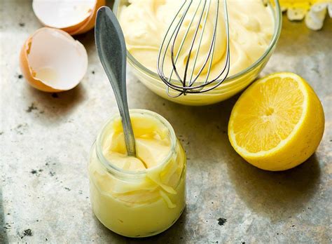 Zelf mayonaise maken met olijfolie is eenvoudig gezonder en lekkerder