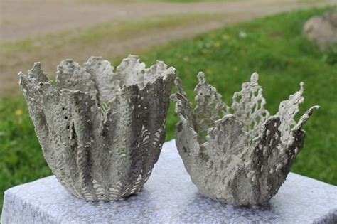 Original diy pots in the garden made of cement and old clothes | My