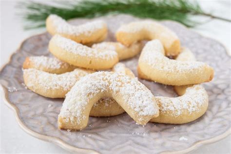 The spruce / claire cohen. Vanillekipferl Austrian Christmas Cookies / Vanillekipferl ...