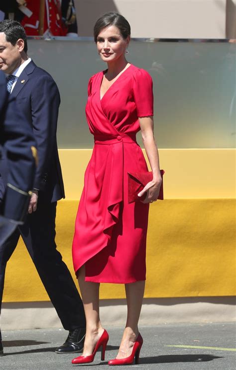 La Reina Letizia Deslumbra Con Un Nuevo Vestido Rojo De Firma Sevillana El Día De Las Fuerzas