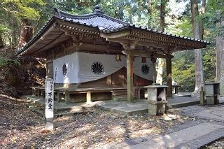 Aug 19, 2020 · そして『鞍馬寺』で最もパワーが集中すると言われているスポットが「宇宙とつながる場所」として知られる本堂前の石畳に三角形の石が並べられた『六芒星』なんです！ この六芒星は「金剛床」と呼ばれ、宇宙のエネルギーを受け取れる場所として連日. 鞍馬寺の六芒星。 - 京都旅行のオススメ