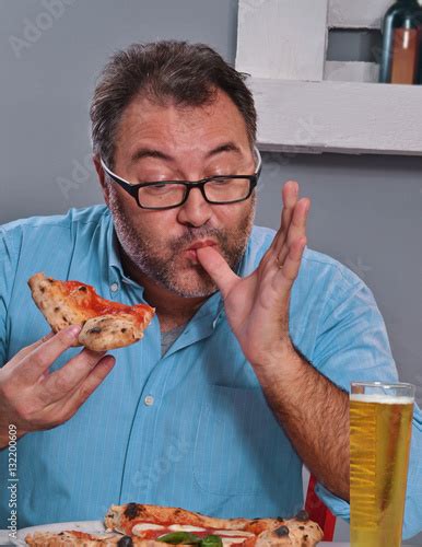 Chupando Los Dedos Comiendo Pizza Fotos De Archivo E Im Genes Libres De Derechos En Fotolia
