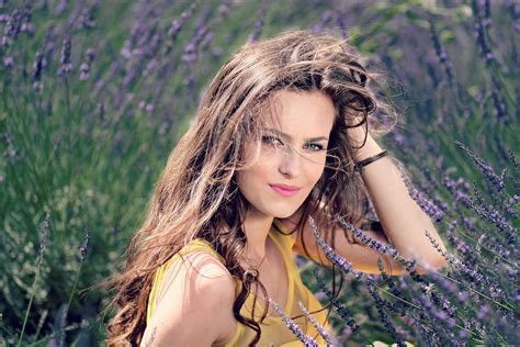 無料画像 自然 森林 人 女の子 女性 ヘア 草原 花 ポートレート モデル 春 秋 ファッション レディ シーズン ラベンダー 髪型 スマイル 長い髪